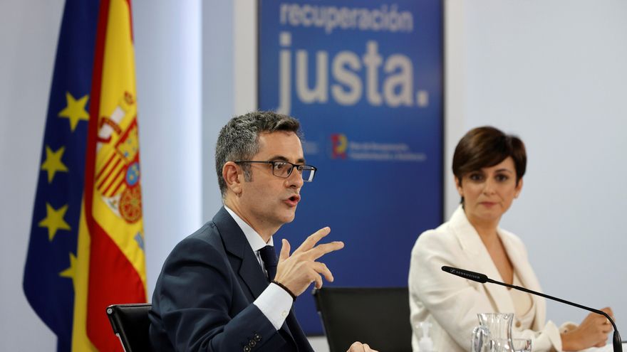 El ministro de la Presidencia, Relaciones con las Cortes y Memoria Democrática, Félix Bolaños y la ministra de Política Territorial y portavoz del Gobierno, Isabel Rodríguez en la rueda de prensa. EFE/ Emilio Naranjo