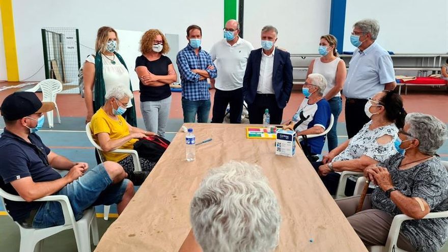 El presidente del Gobierno de Canarias, Angel Víctor Torres, y autoridades regionales e insulares conversan con vecinos desalojados por el incendio forestal de La Palma y que se encuentran alojados en el polideportivo de Garafía.