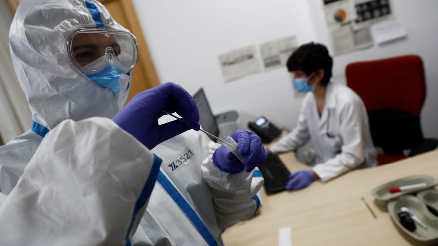 Un trabajador sanitario un hisopo de un test de coronavirus. EFE/Mariscal/Archivo