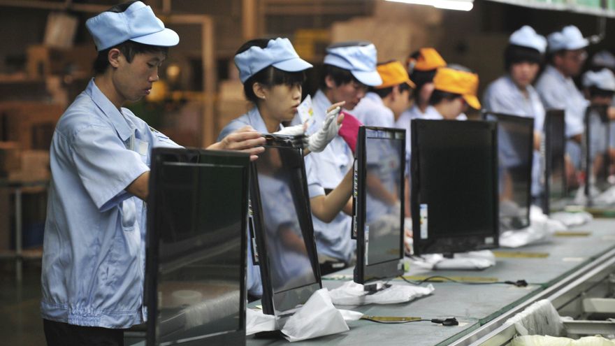 Varias operarias chinas trabajan en una línea de montaje de televisores en una fábrica de Shenyang, en la provincia de Liaoning (China). EFE/Mark/Archivo
