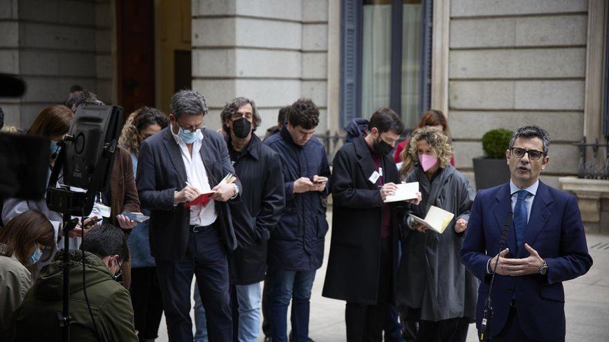 Félix Bolaños informa a los periodistas de las medidas que adoptará el Gobierno.