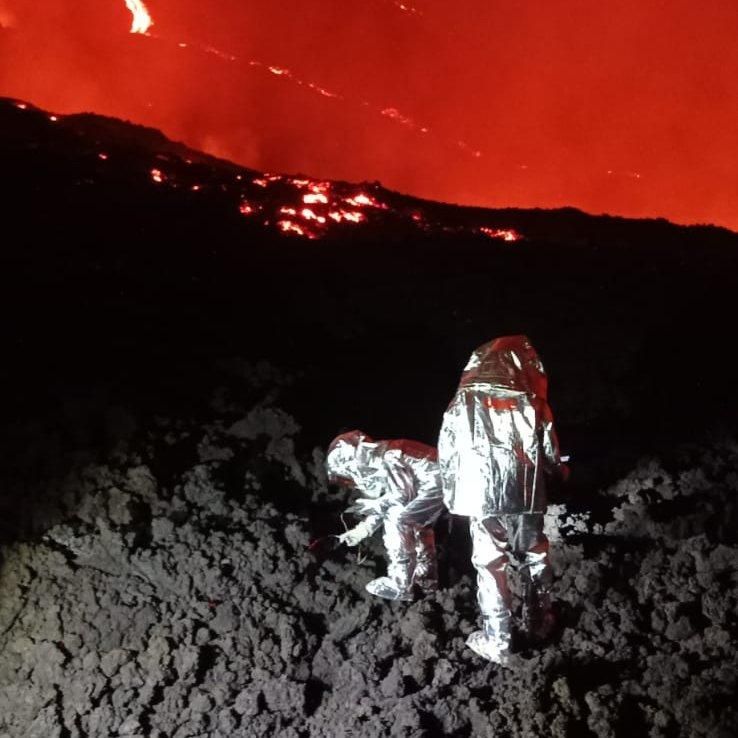 Técnicos del  IGME, la pasada noche del sábado al domingo, calibrando la sonda de temperatura  de la lava.