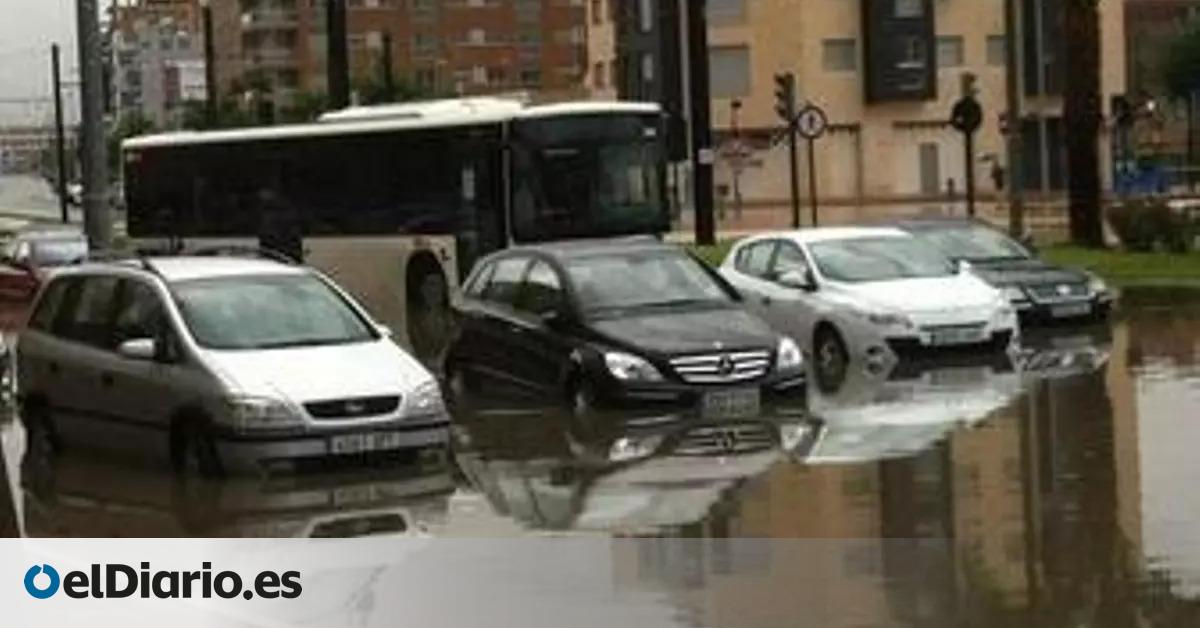 Atascos, achiques y cancelación de actividades esta tarde en algunos municipios murcianos por el temporal