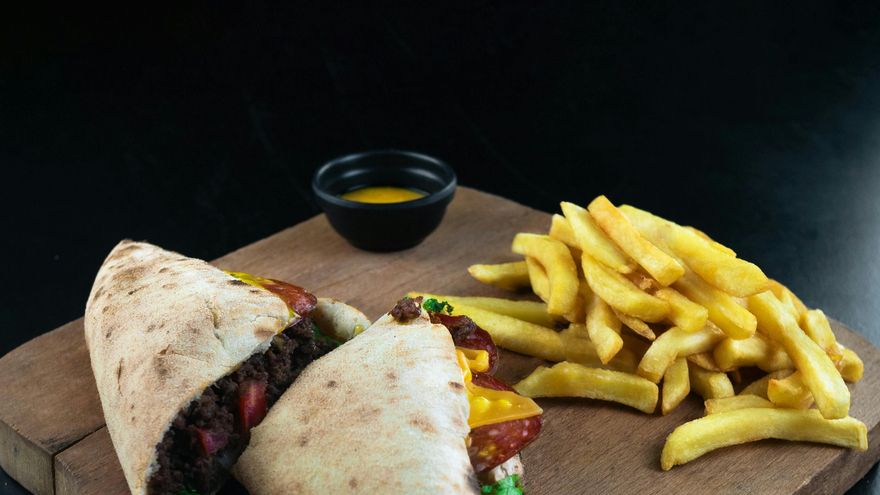 La mezcla perfecta entre el kebab y la pizza calzone solo se puede probar en Túnez