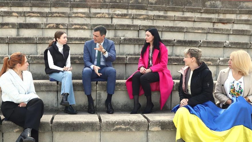 El presidente del Gobierno, Pedro Sánchez, mantiene un encuentro con un grupo de refugiados ucranianos que residen en España, un año después del inicio de la guerra.