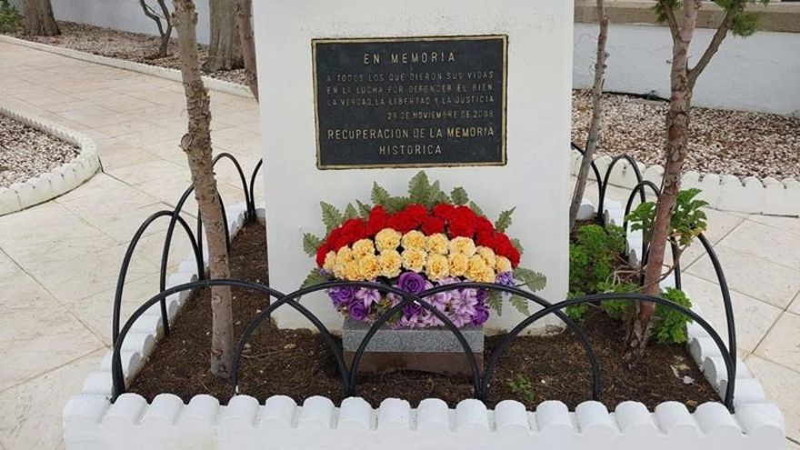 Un ayuntamiento de Badajoz del PP 'censura' las flores republicanas de un monumento a los represaliados por el franquismo