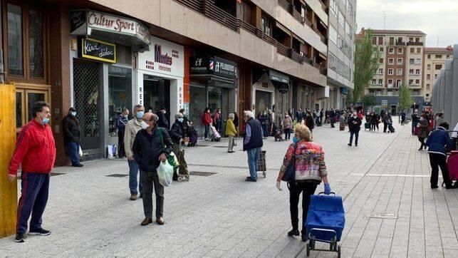El mercado de Santa Bárbara de Vitoria, a las nueve y media de la mañana, el 16 de abril