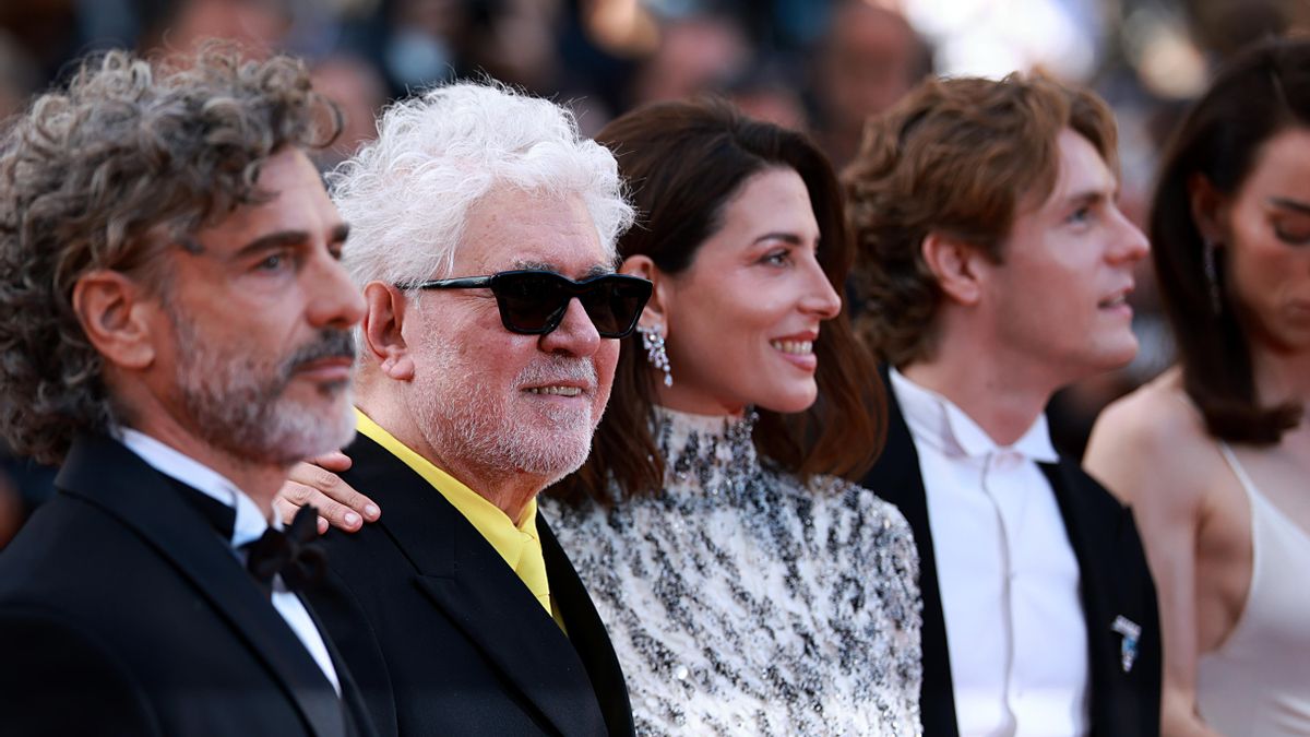 (De izquierda a derecha) Leonardo Sbaraglia, el director Pedro Almodóvar, Barbara Lennie y Patrick Criado asisten al estreno de 'Amarga Navidad' durante el 79º Festival de Cine de Cannes, en Cannes, Francia, el 19 de mayo de 2026. El festival se celebra del 12 al 23 de mayo de 2026. (Cine, Francia) EFE/EPA/CLEMENS BILAN