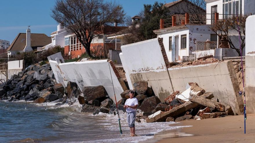 Un estudio alerta del "grave peligro" que corre la costa andaluza: 46 puntos críticos y un 36% de su extensión urbanizada