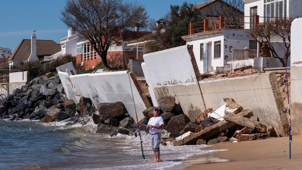 Un estudio alerta del "grave peligro" que corre la costa andaluza: 46 puntos críticos y un 36% de su extensión urbanizada