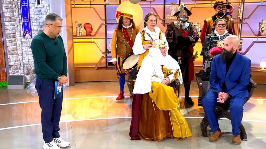 Una invitada de 'El diario de Jorge' pide matrimonio a su pareja vestida de Isabel la Católica: "Él está acojonado"