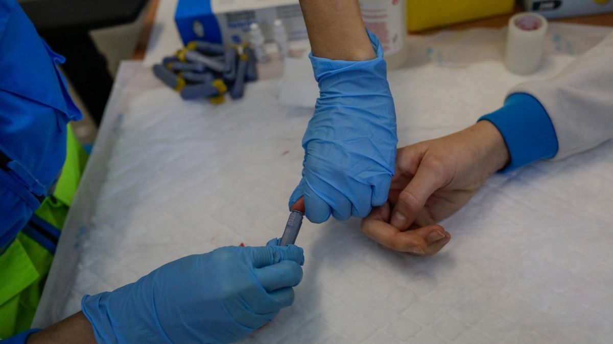 Un sanitario se hace el test para diagnosticar el Covid-19 durante un día de trabajo, foto de archivo