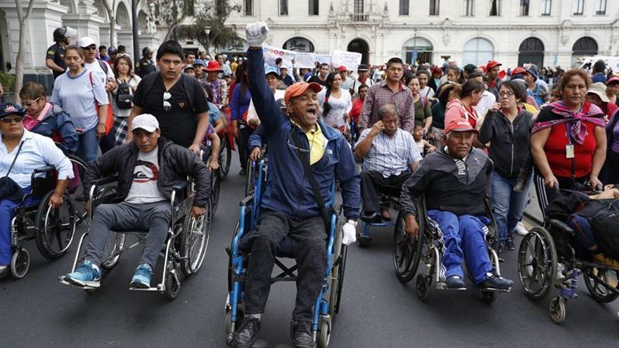 Colectivos y asociaciones de personas en condiciones de discapacidad, uno de los grupos más vulnerables en la sociedad peruana, fueron registrados este martes, durante la marcha nacional por la defensa de sus derechos, en Lima (Perú).