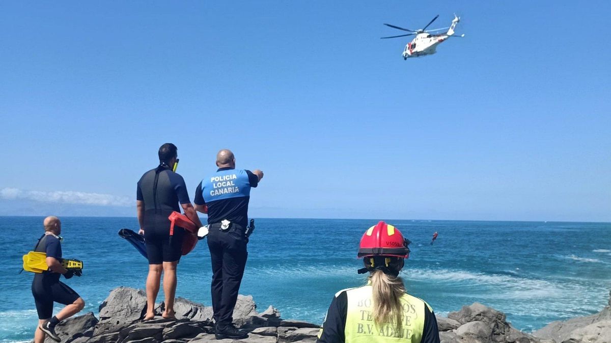 Rescate en helicóptero del bañista en apuros. (POLICÍA LOCAL DE ADEJE)