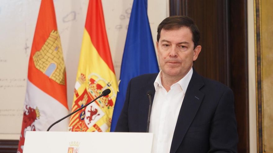El presidente de la Junta de Castilla y León, Alfonso Fernández Mañueco, ofrece una rueda de prensa tras la reunión con miembros del Ejecutivo autonómico, a 13 de agosto de 2025, en Valladolid, Castilla y León (España).