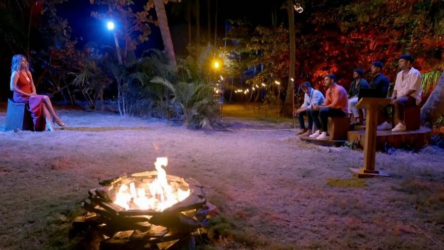 Sandra Barneda y los chicos, durante una hoguera de 'LIDLT 5'