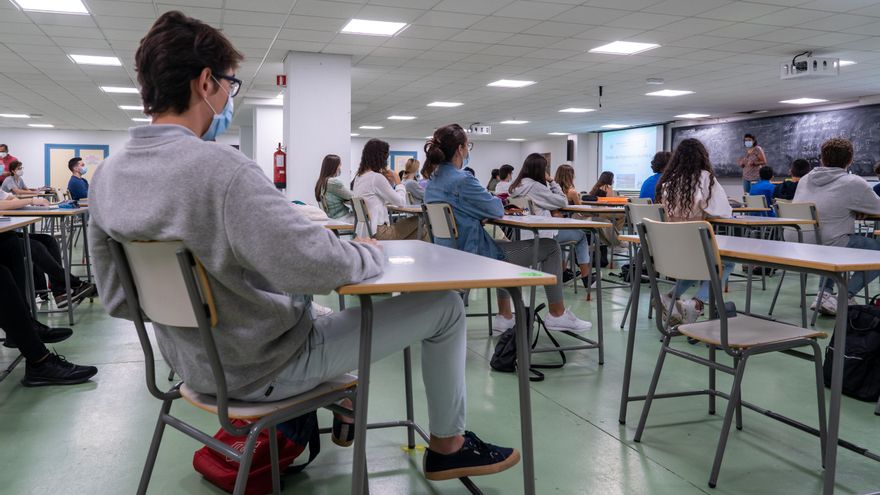 Alumnos en un aula con medidas Covid-19