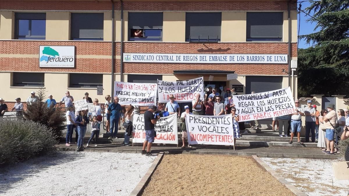 Decenas de personas se manifiestan en Hospital de Órbigo para reclamar que el agua regrese a sus huertos