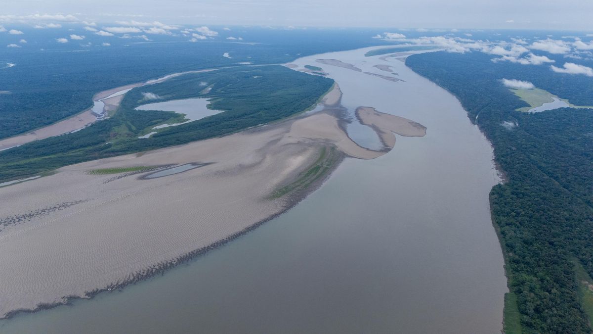 En 2024, la Unidad Nacional para la Gestión del Riesgo de Desastres (UNGRD) de Colombia registro una disminución del 80 % de la lámina de agua del río Amazonas, ante la grave sequía que enfrentó el departamento. Foto: cortesía UNGRD