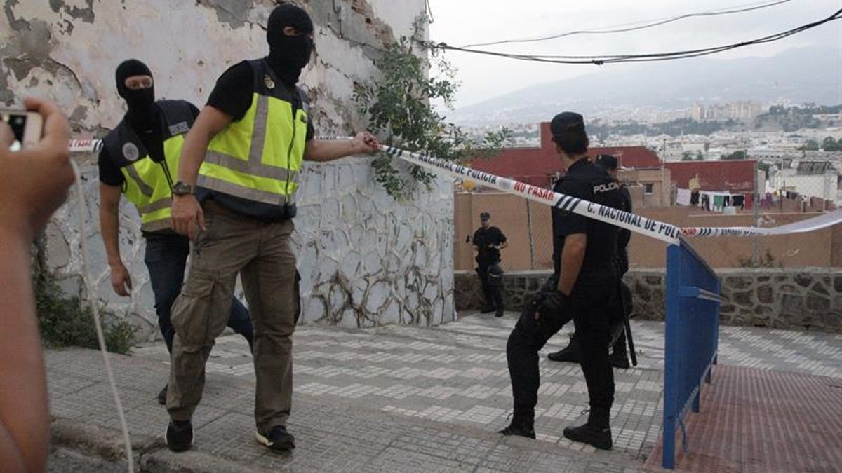 Efectivos de la Policía Nacional durante un registro vinculado con la operación policial