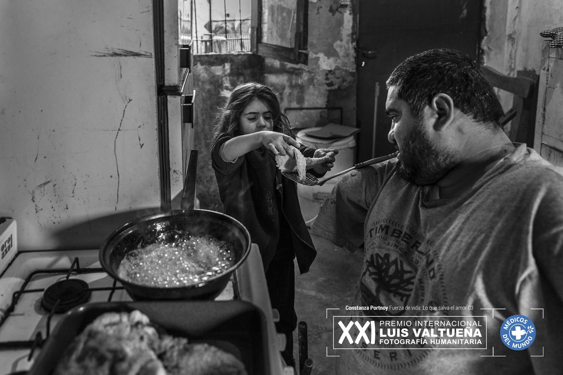 Jorge suele cocinar para su familia mientras Ángeles pide colaborar para compartir esa actividad con su papá. Foto: Constanza Portnoy. Fuerza de Vida, los que salva el amor. Primera finalista.