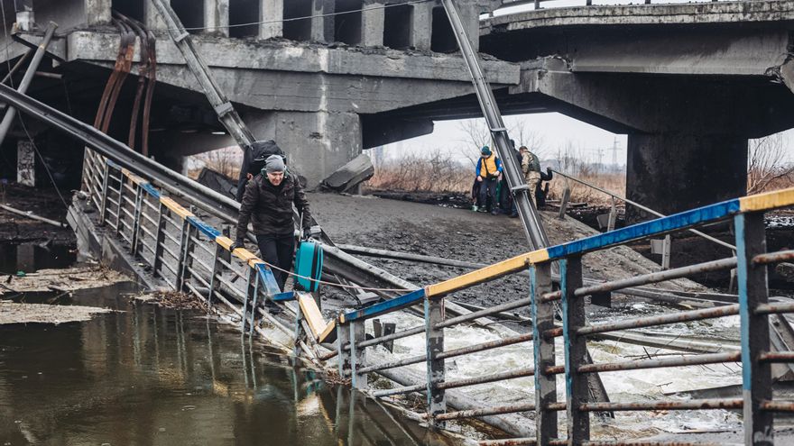 Un hombre camina frente al puente bombardeado en Irpin, a 2 de marzo de 2022, en Irpin (Ucrania).