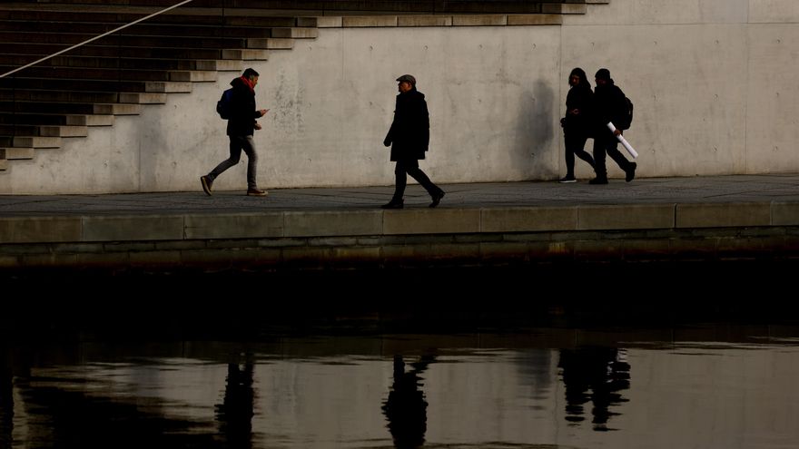 Un grupo de ciudadanos durante un paseo ayer en Berlín. EFE/EPA/FILIP SINGER