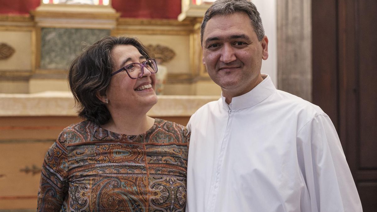 Francisco Javier López, junto a su esposa, ha sido ordenado este sábado diácono permanente por el obispo de Canarias, José Mazuelos
