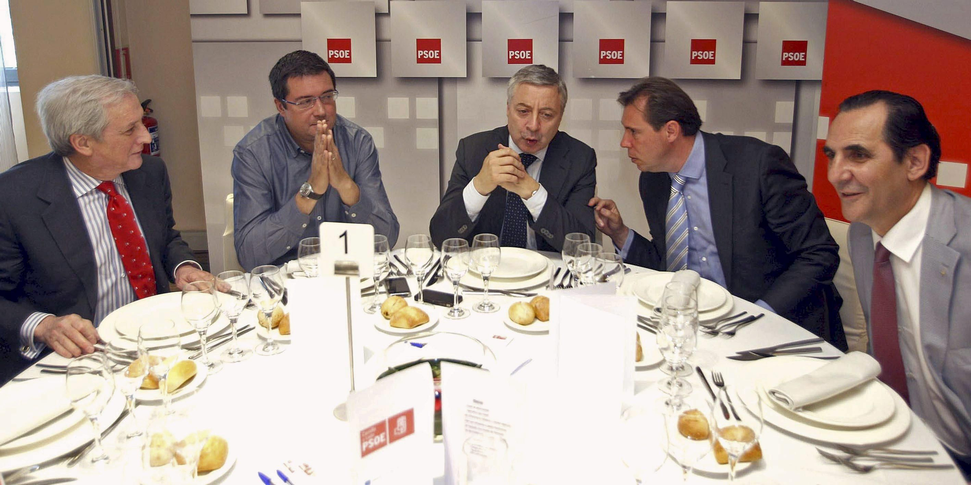 VALLADOLID, 16/05/2011.-El ministro de Fomento y vicesecretario general del PSOE, José Blanco (c), junto al candidato socialista a la Presidencia de la Junta de Castilla y Léon, Óscar López (2i) y al candidato socialista a la Alcaldía de Valladolid, Óscar Puente (2d), durante la comida con empresarios de Castilla y León celebrada este mediodía en Valladolid. En imagen, junto a ellos, el presidente de la Cámara de Comercio de Burgos, Antonio Méndez Pozo (i), y el presidente de la Cámara de Comercio de Valladolid, José Rolando Álvarez (d). EFE/Nacho Gallego