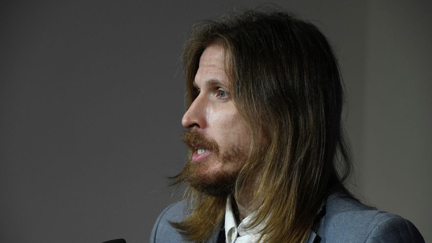 El portavoz de Podemos Pablo Fernández durante la rueda de prensa. EFE/Víctor Lerena