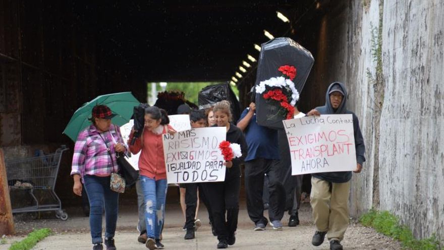Manifestantes exigen restablecer trasplante de riñón a indocumentados en EE.UU.