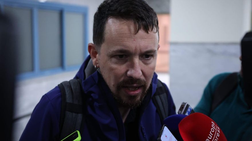 El exlíder de Podemos Pablo Iglesias atiende a los medios antes de participar en un acto público para presentar su libro 'Medios y Cloacas' en Sevilla