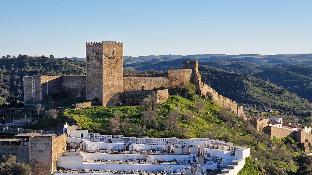 El castillo y sus murallas dando cobijo a Mértola.