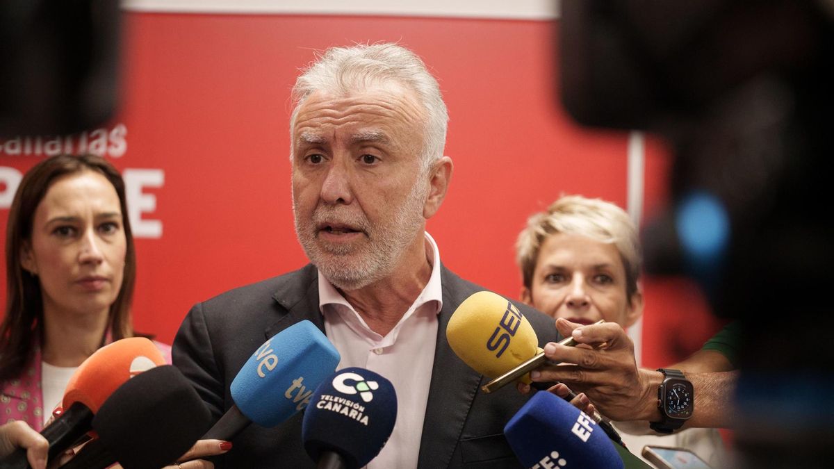 El ministro de Política Territorial y secretario general del PSOE en Canarias, Ángel Víctor Torres, atiende a los medios tras reunirse este lunes en Tenerife con el responsable en las islas de la Red Europea de Lucha contra la Pobreza, Fernando Rodríguez.