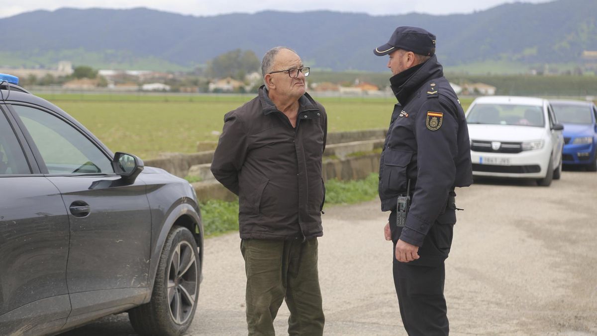 Vecino de Altea hablando con la policía