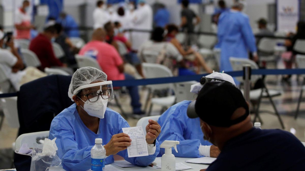 En la jornada de practicaron 13.947 pruebas para detectar el nuevo coronavirus SARS-CoV-2, que causa la covid-19, que arrojaron una positividad de 8,6 %. EFE/ Bienvenido Velasco /Archivo
