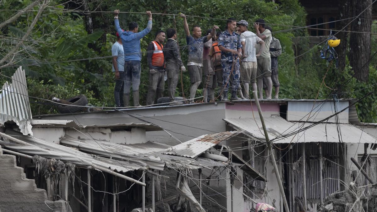 Equipos de rescate en una azotea mientras la inundación arrasan Trishuli Bazar.