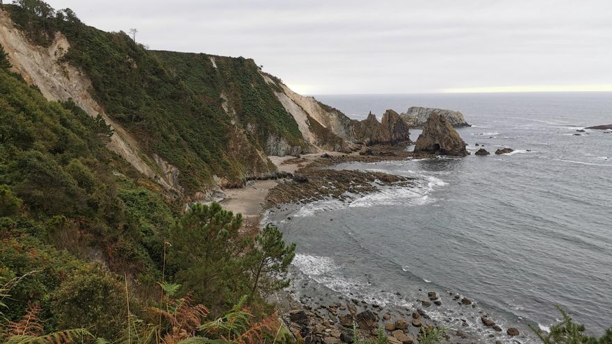 El pueblo asturiano de 300 habitantes y tres playas que mantienen intacto su paisaje