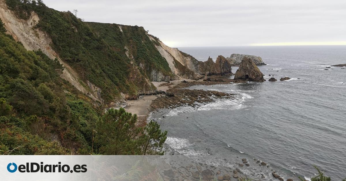 El pueblo asturiano de 300 habitantes y tres playas que mantienen intacto su paisaje