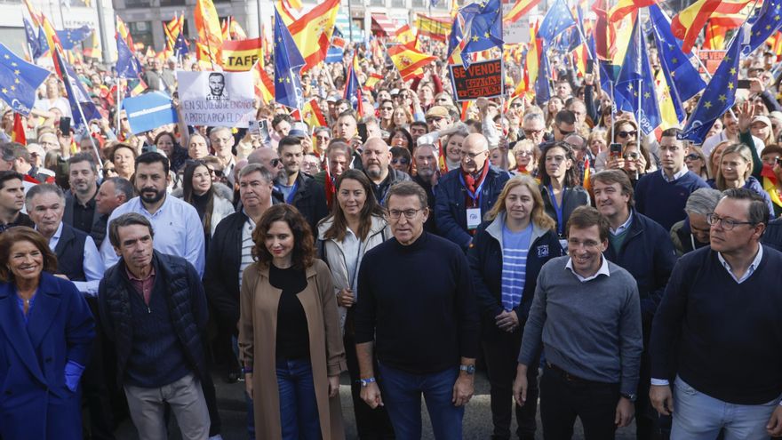El alcalde de Madrid José Luis Martínez-Almeida (d), el líder del PP Alberto Núñez-Feijóo (i) y la presidenta de la Comunidad de Madrid, Isabel Díaz Ayuso (c), asisten a la manifestación convocada por la derecha contra la amnistía a los independentistas catalanes a cambio de su apoyo parlamentario para la investidura del socialista Pedro Sánchez como jefe de Gobierno en la Puerta del Sol en Madrid, este domingo. EFE/ Mariscal