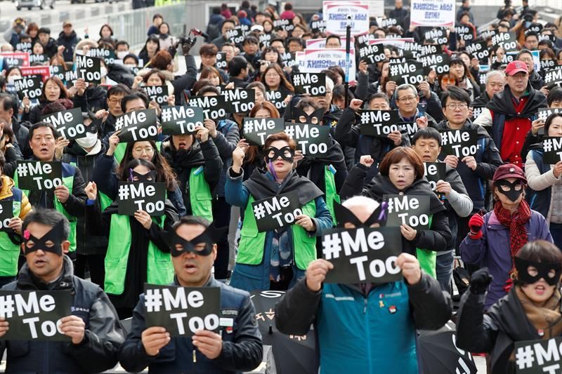 Mujeres coreanas participan en un acto de apoyo al Movimiento Me Too convocado por la Confederación de Sindicatos coincidiendo con el Día Internacional de la Mujer en Seúl, Coreal del Sur, hoy, jueves 8 de marzo de 2018.