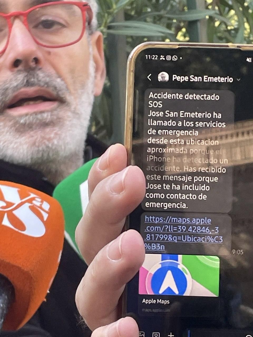 Manuel San Emeterio muestra el mensaje que llegó desde el relojo de su hermano José, que viajaba en el AVE, en el momento del accidente