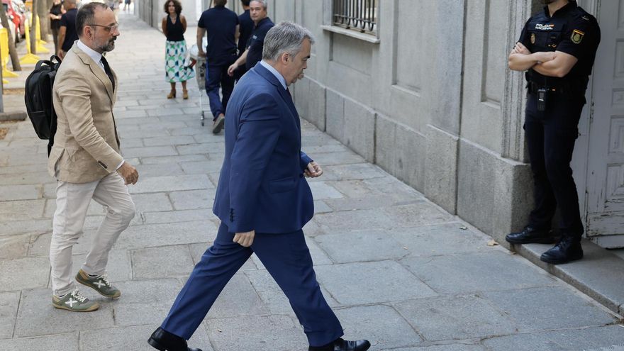 El ex secretario de organización del PSOE Santos Cerdán a su llegada antes de comparecer este lunes por primera vez como investigado ante el juez del Tribunal Supremo Leopoldo Puente, tras el informe de la UCO que lo vincula con el presunto cobro de mordidas por la adjudicación irregular de obras.