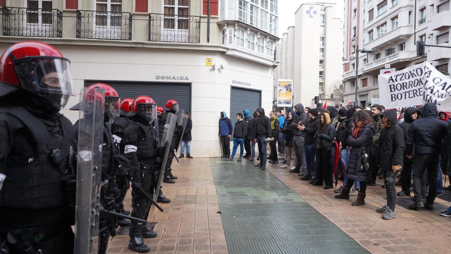 La Ertzaintza admite que un antidisturbios golpeó a un colega infiltrado en Vitoria "al sentirse amenazado"