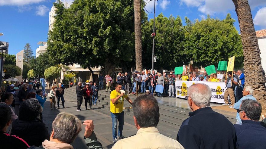 Los agricultores plataneros en la concentración de este lunes en La Palma