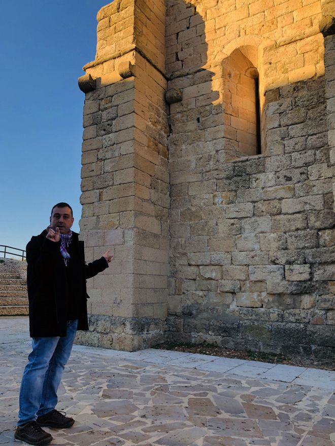 Grieta en uno de los muros del templo de Santa María del Castillo