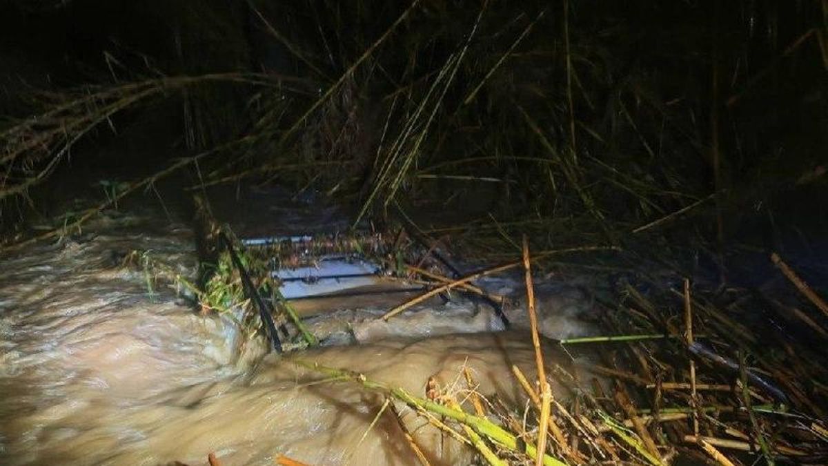 Imagen del vehículo completamente anegado de agua