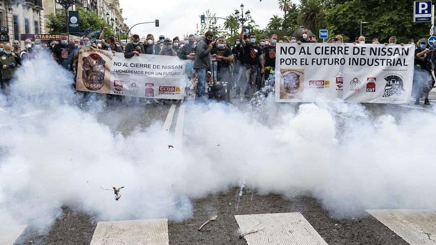 Manifestación de los trabajadores de Nissan Barcelona en Santander. | JOAQUÍN GÓMEZ SASTRE