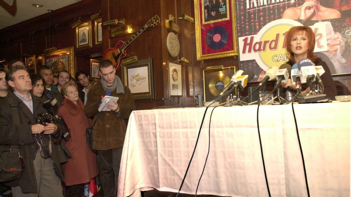 Presentación a la prensa del single 'A por ti' de Tamara el 8 de noviembre en el Hard Rock Café de Madrid´. A la izquierda, entre los asistentes, Margarita Seisdedos, madre de la artista