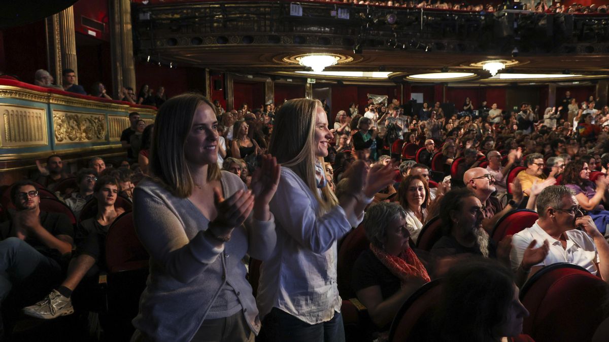 Un tema Al día ha reunido a más de 1.300 personas en el Teatro Lope de Vega de Madrid.